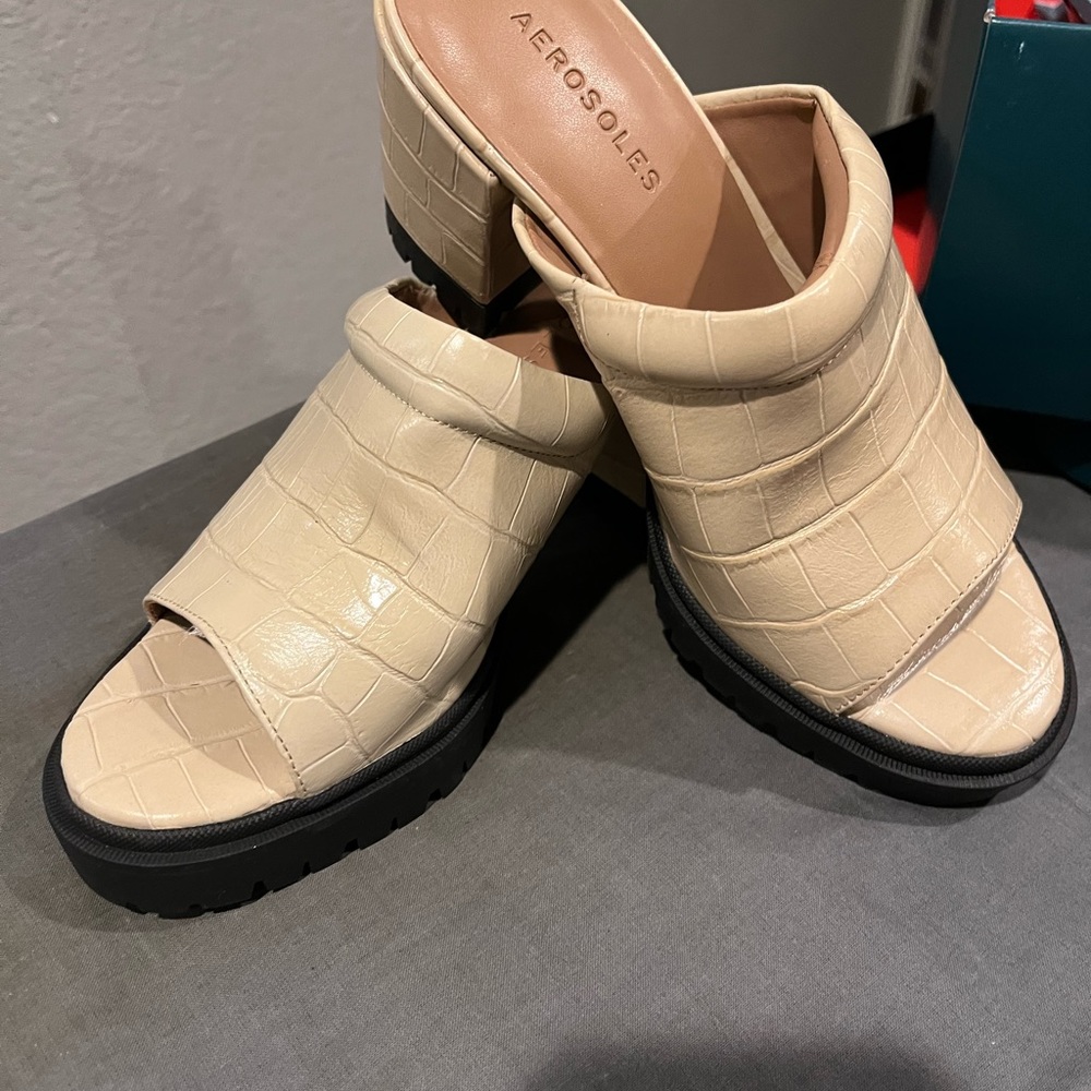 Women’s  Aerosoles chunky heel shoes